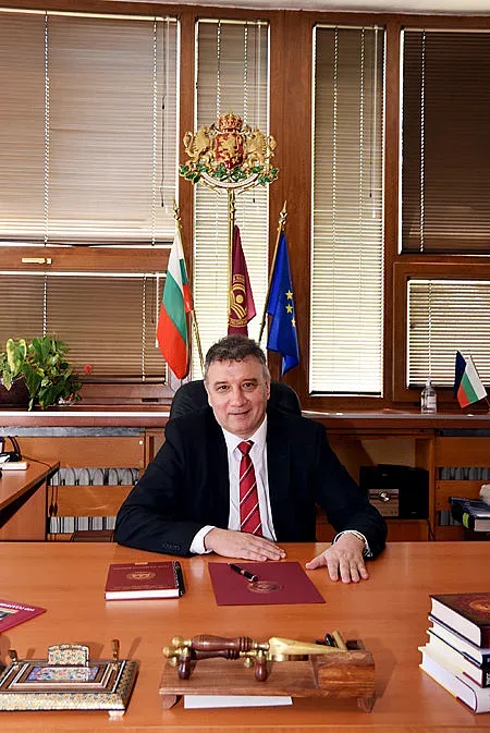 Нов вид тероризъм. Говори ректорът на УНСС