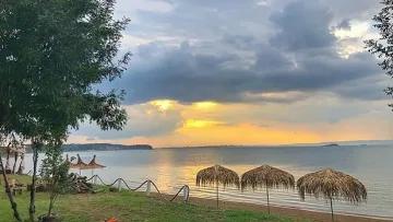 Скандал на морето! Затвориха знаков къмпинг