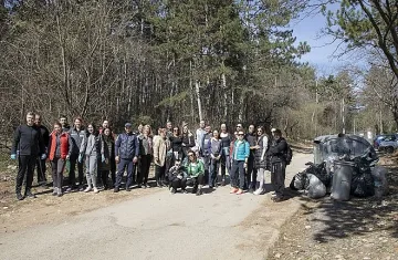 Старозагорци грабнаха чували и ръкавици, чистят си града