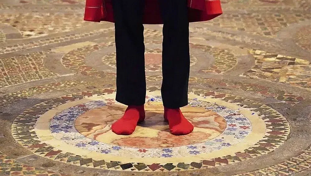 Коронацията на Чарлз! В Уестминстърското абатство по чорапи