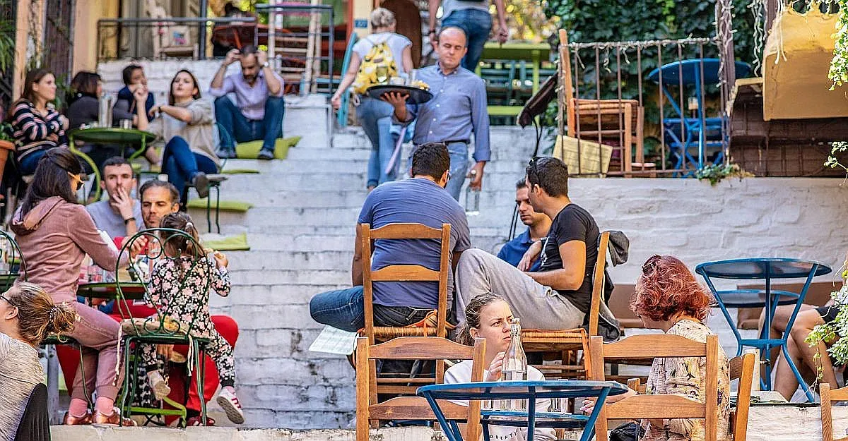 Огромна верига на съседите превзема страната