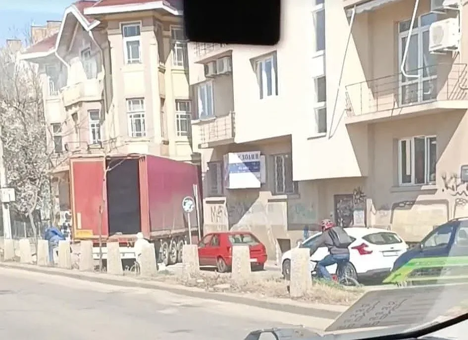 Уникални снимки! ТИР се заклещи между две сгради