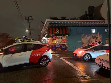 Роботизирани таксита блокираха улица в Сан Франциско