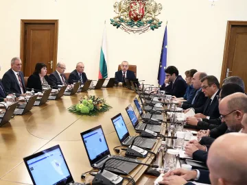 Горчив хап заради голямото харчене: Замразяват заплатите
