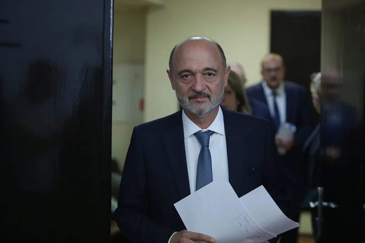 Здравният министър ни изправи косите за ваксините