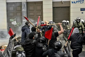 Мощен гняв в Гърция, уволниха шефа на полицията