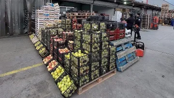 Полицията удари борси за плодове и зеленчуци, търси спекула