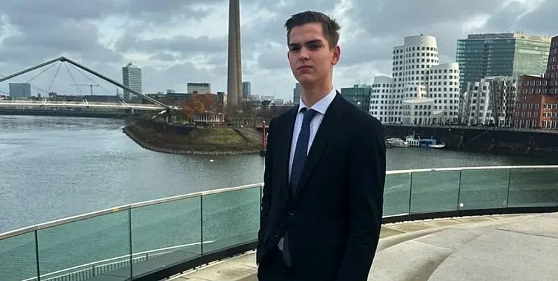 Хвани ме, ако можеш: 15-годишен се представи за голям шеф и завлече стотици