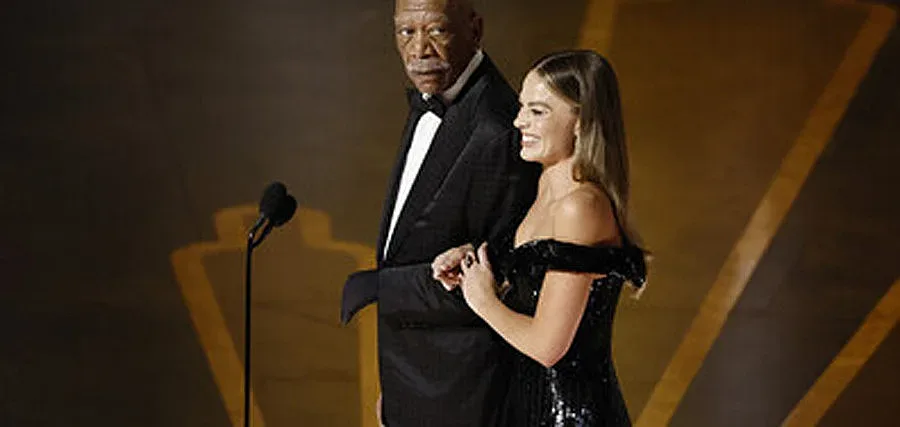 Морган Фрийман прикова погледите. Защо носеше една ръкавица?