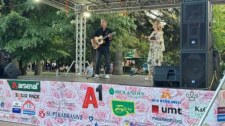Казанлък се наслади на незабравима музикална вечер с концерта на концерта на дует “ШИК”
