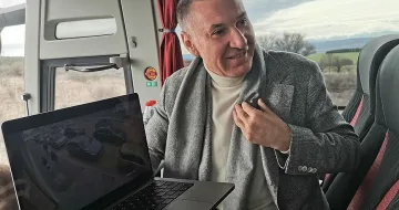 Давал ли е Велико Желев на политици? Истината