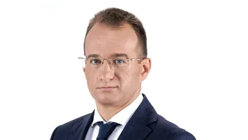 Партиен лидер с клетва за знамето. Голямо предупреждение