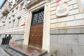 Протестът ескалира! Какво става пред Столична община