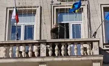 Кандидат за народен представител от партия свали украинското знаме от сградата на Столична община