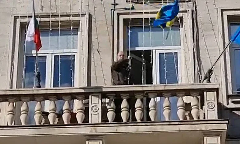 Кандидат за народен представител от партия свали украинското знаме от сградата на Столична община
