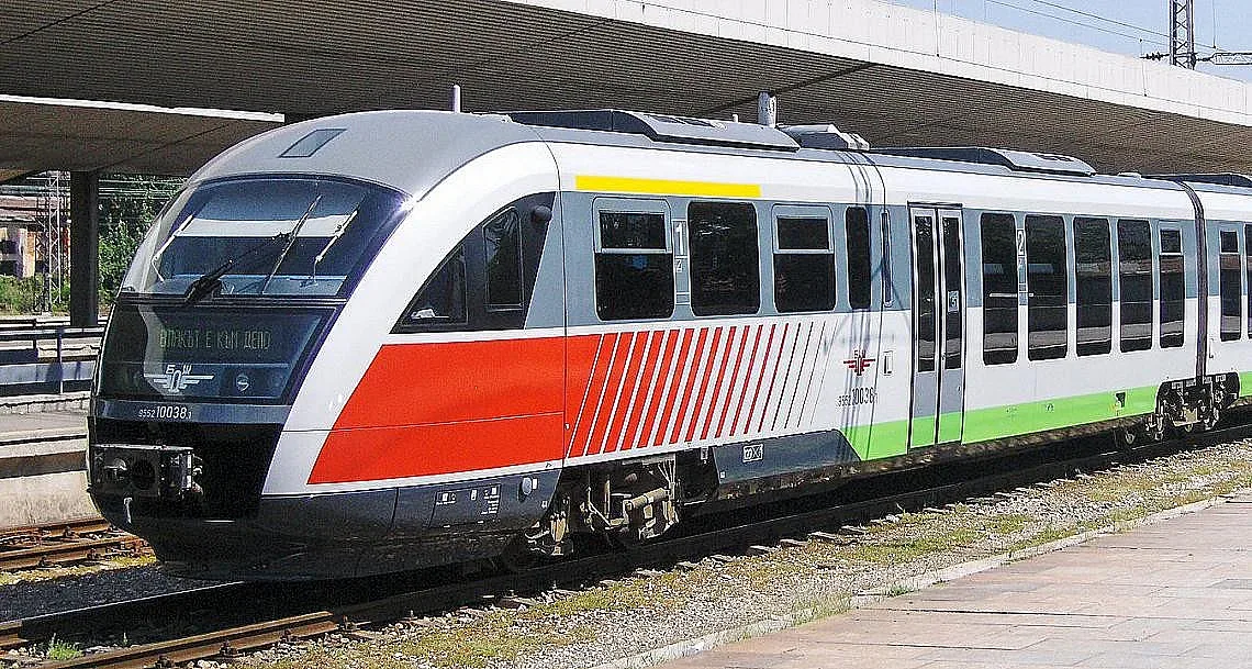 Голям екшън с влака от морето. Неочакван гост