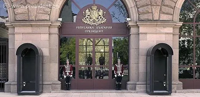 Битката за президент. Един се отказва, друг се надига