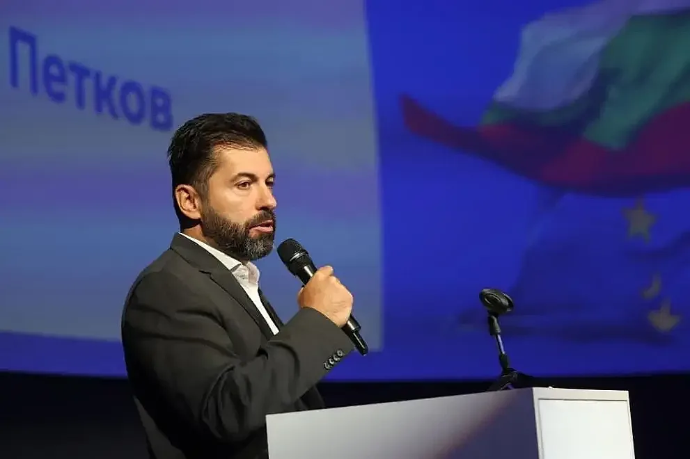 Кики обърна палачинката, подаде ръка на три партии