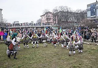 С хиляди хлопки и чанове наричат за здраве и плодородие в Стара Загора