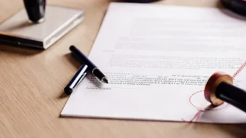 Пълен цирк! Община погреба жив свой служител