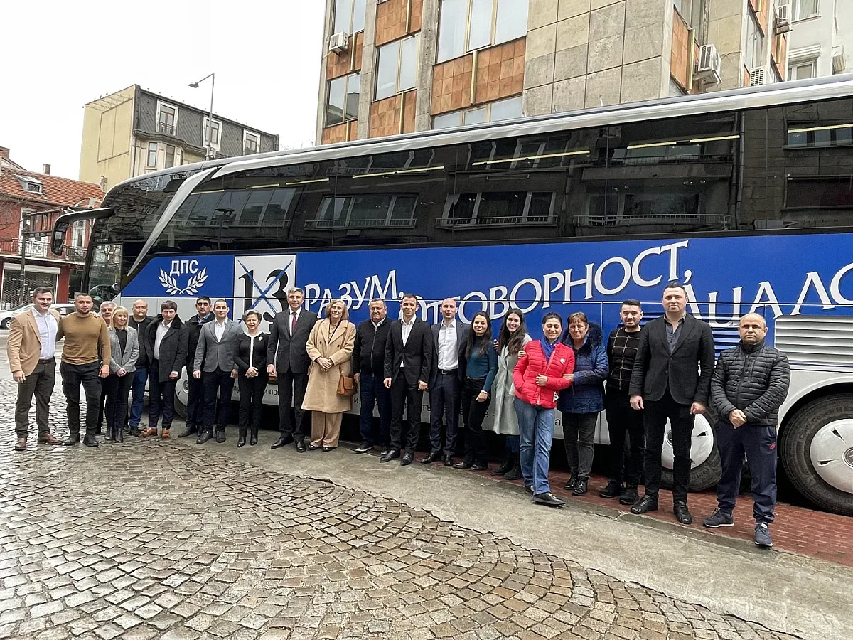 Белият автобус на ДПС даде газ. Къде отива?