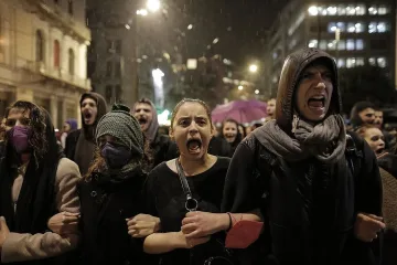 Протести в Гърция: Майките плачат, политиците да млъкнат!