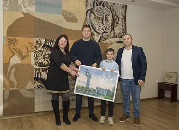 Кмета Живко Тодоров получи подарък пъзел, изобразяващ Мемориален комплекс „Бранителите на Стара Загора“