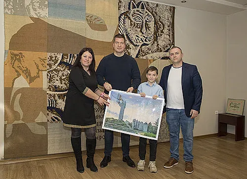 Кмета Живко Тодоров получи подарък пъзел, изобразяващ Мемориален комплекс „Бранителите на Стара Загора“