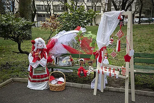 Парк „ 5-и октомври “ облече бяло-червена премяна по повод 1-ви март