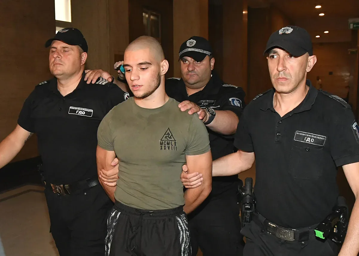 Син на пернишки  прокурор рисува нацистки знаци зад решетките