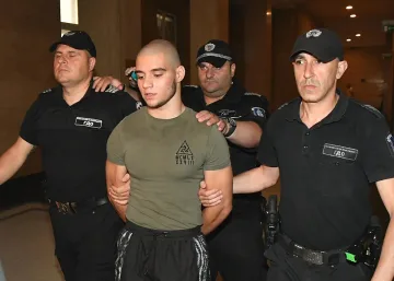 Син на пернишки  прокурор рисува нацистки знаци зад решетките