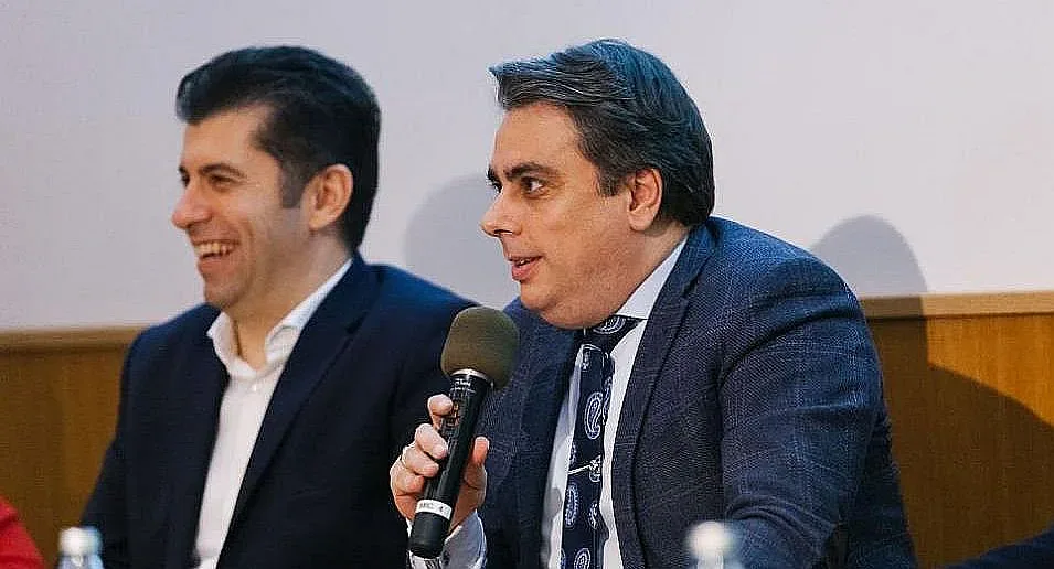 Петков и Василев си направиха партиен клуб в чужбина