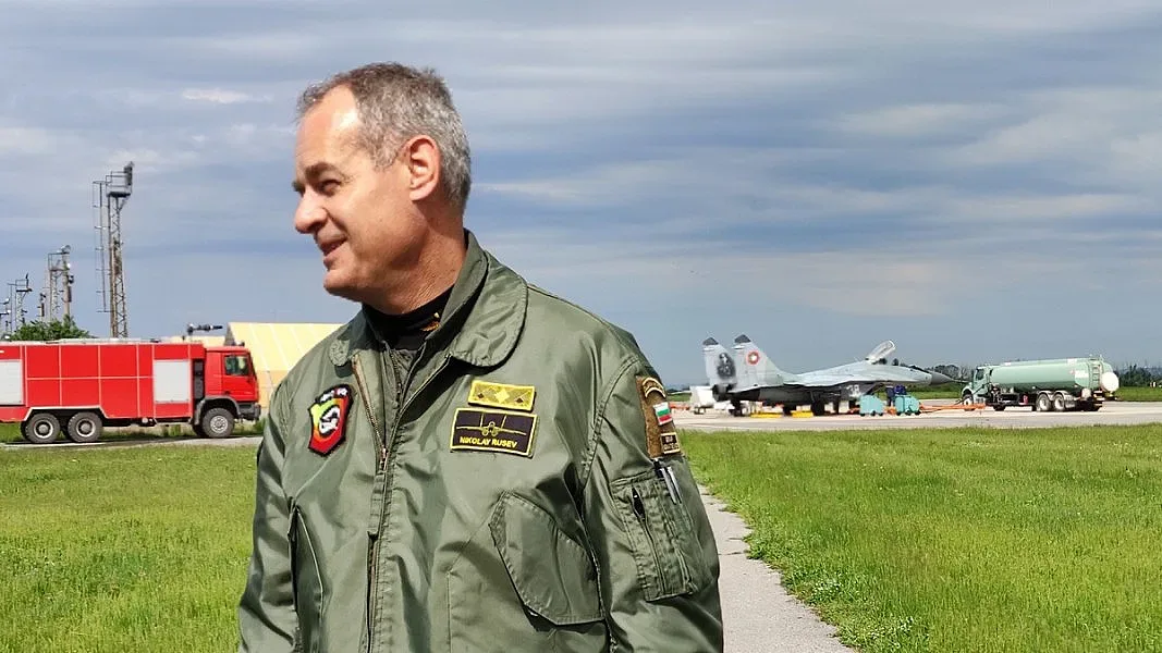 Обиди хвърчат в мрежата! Генерал съди бивш военен министър