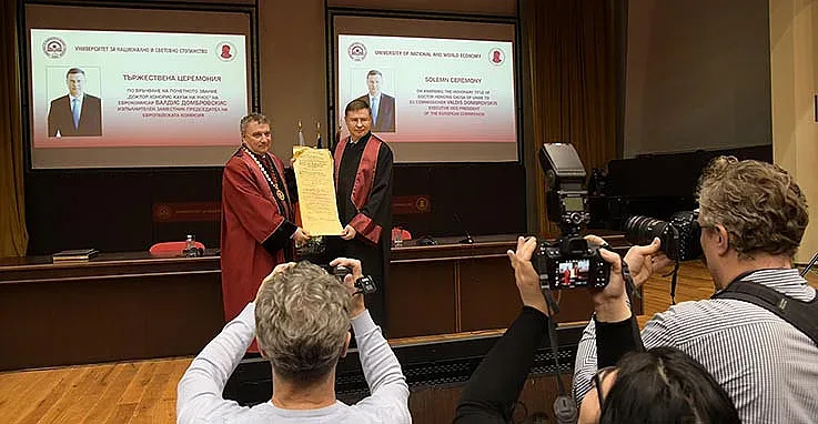 Валдис Домбровскис стана "Доктор хонорис кауза на УНСС"