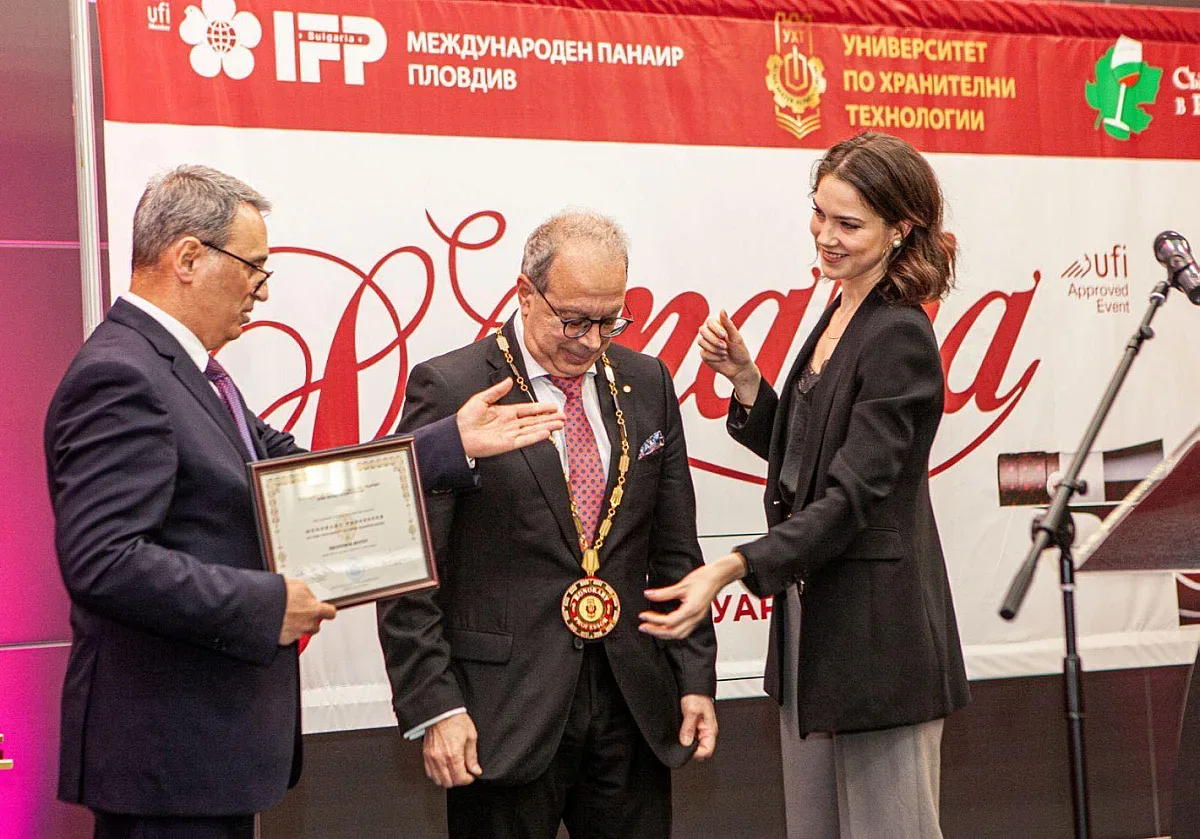 Историческо признание за преподавателите в УХТ