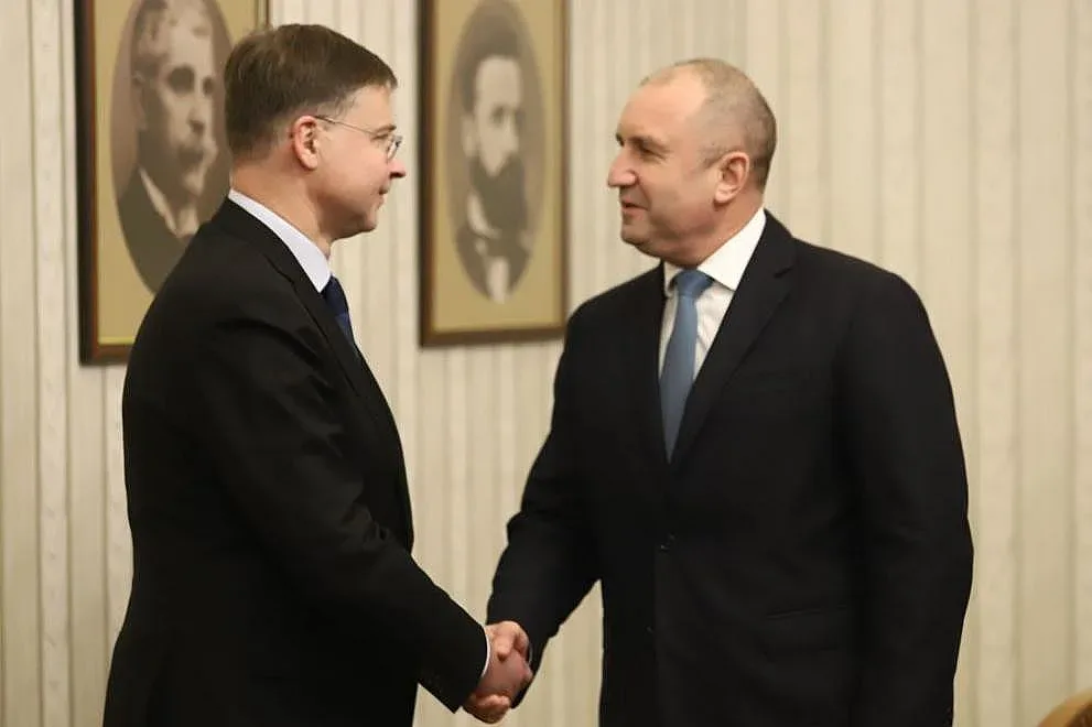 Какво каза Радев на Валдис Домбровскис