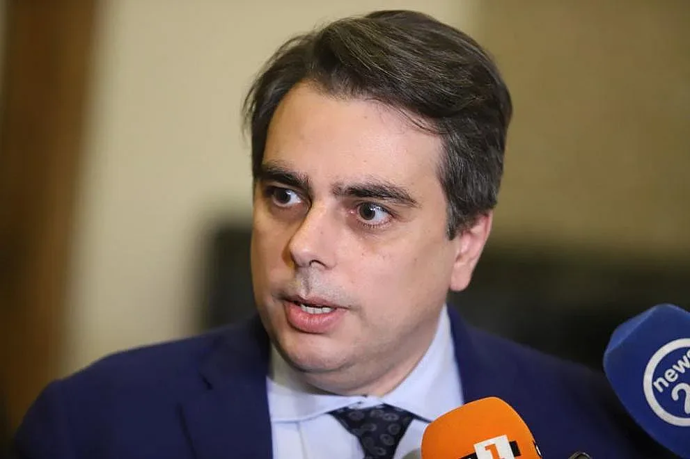 Асен Василев намери виновен за отлагането на еврото