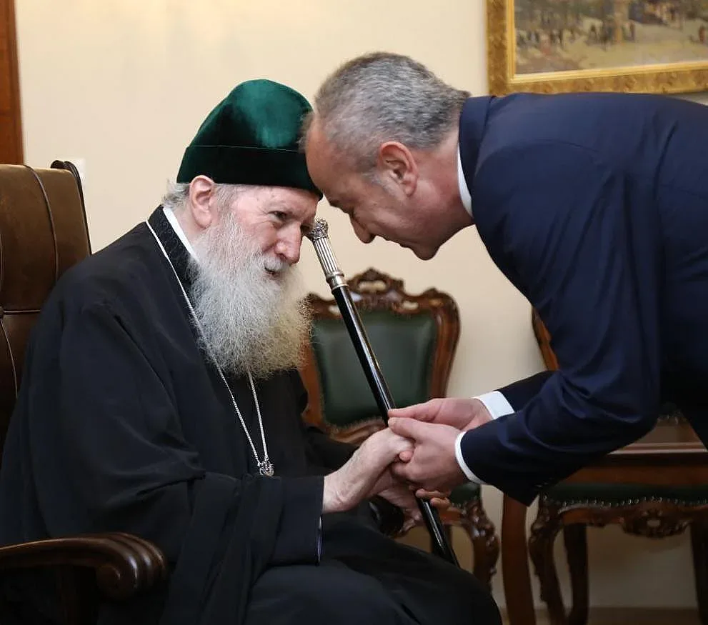 Премиерът със специален подарък за патриарх Неофит