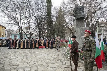 Старозагорци се поклониха в общоградски ритуал пред паметника на Васил Левски