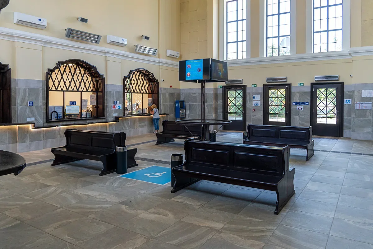 Няма да познаете гара Подуене! Като декор за филм е