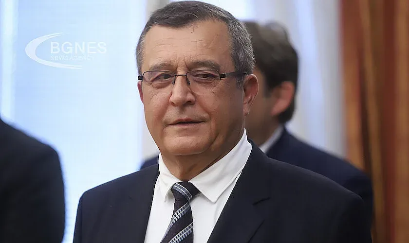 Първо интервю на просветния министър. Нови стипендии