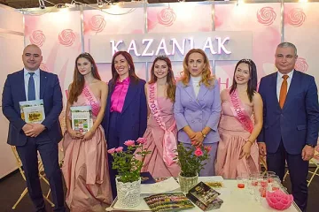 Красавици представят гордостта на Казанлък