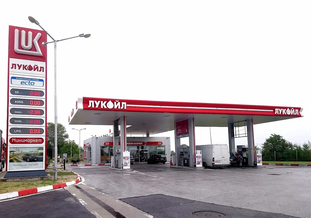 Шамари за Лукойл. Космическа глоба