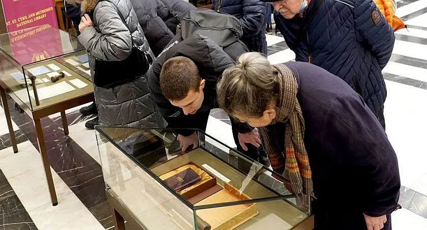 Показаха за малко и пак скриха тефтерчето на Левски (СНИМКИ)