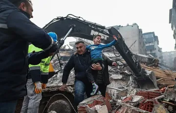След 6 дни под руините: Извадиха живо 7-месечно бебенце