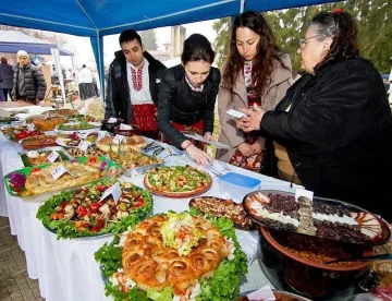 Празник на греяната ракия и сланината събра хиляди в Априлци