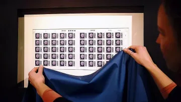 Нещо липсва в новата марка с лика на крал Чарлз (СНИМКИ)