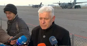 Сред студ и мраз, военният министър изпраща още спасители към Турция