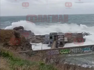 Нещо страшно става в Ахтопол. Морето полудя (ВИДЕО)