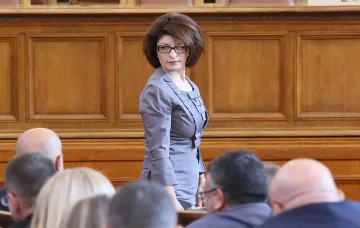 Деси Атанасова благодари на две партии. Нов стил в парламента